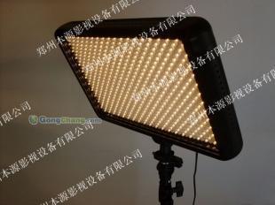 便携式LED 1200双色温数字化平板摄影灯 移动演播室与新闻采访的照明新标杆